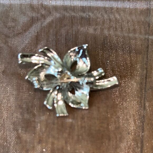 Vintage Elegant Silver Floral Crystal rhinestone  Brooch - Picture 2 of 4